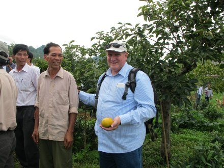 Hồng giòn, đào không lông và câu chuyện hữu nghị Việt-Úc - 3 Chuyên gia Úc thăm dự án hồng tại Mộc Châu, Sơn La
