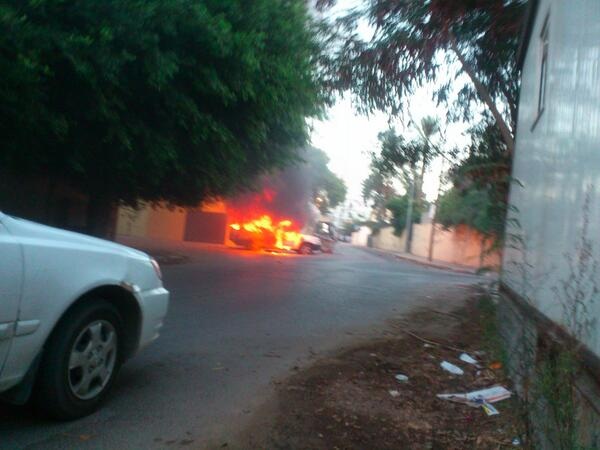 Sứ quán Nga tại Libya bị tấn công - 1 Một chiếc xe bên ngoài sứ quán Nga tại Tripoli bị bốc cháy vào ngày 3/10.