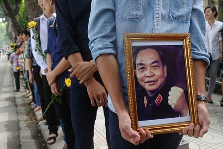 Dòng người vào viếng Đại tướng Võ Nguyên Giáp tại nhà riêng (Ảnh AFP).