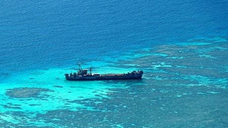 Lính Philippines bám trụ trong con tàu nát, giữa vòng vây tàu Trung Quốc - 1 BRP Sierra Madre – cứ điểm cuối cùng của bính lính Philippines trên bãi Cỏ Mây