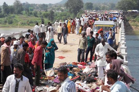 Giẫm đạp kinh hoàng ở Ấn Độ, hơn 90 người chết