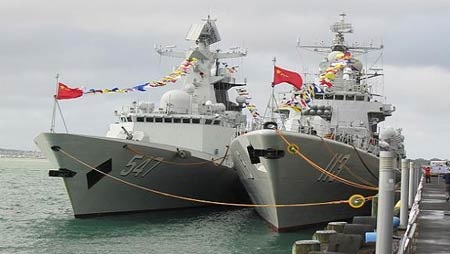 Trung Quốc sốc nặng vì khu trục hạm toàn sử dụng thiết bị vệ tinh Nhật - 1 Khu trục hạm Thanh Đảo và tàu hộ vệ Lâm Nghi tại cảng Oakland của New Zealand