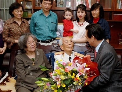 Thủ tướng Nguyễn Tấn Dũng thăm Đại tướng Võ Nguyên Giáp. Ảnh: Nhật Bắc.