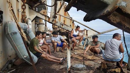 Lính Philippines bám trụ trong con tàu nát, giữa vòng vây tàu Trung Quốc - 7 Theo