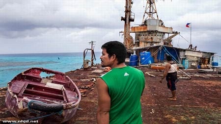 Lính Philippines bám trụ trong con tàu nát, giữa vòng vây tàu Trung Quốc - 8 Theo
