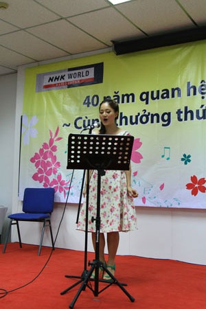 Lan Phương học hát tiếng Nhật, thắt chặt 40 năm quan hệ Việt-Nhật - 3 Ở phần đầu chương trình, Lan Phương tham gia thu âm chương trình “Học hát tiếng Nhật”…
