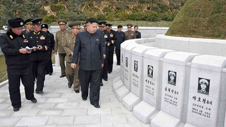 Chiến hạm Triều Tiên bị chìm, nhiều thủy thủ thiệt mạng - 4 Các bia mộ ghi các binh sỹ hải quân hi sinh trong lúc làm nhiệm vụ.