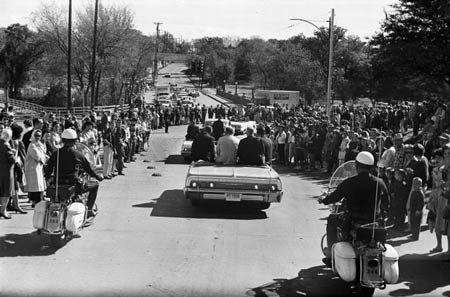 Khoảnh khắc Tổng thống Kennedy bị nhắm bắn - 1 Khoảnh khắc Tổng thống Kennedy bị nhắm bắn