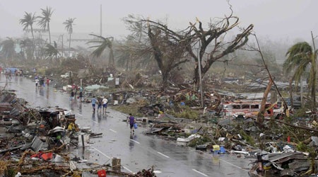 Xót xa xác người nằm rải rác trên phố ở Tacloban, Philippines - 2 Cảnh tượng trên đảo Leyte giống như vừa bị sóng thần quét qua.