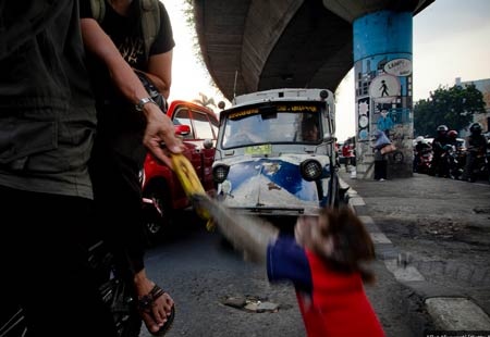 Ngành kinh doanh xiếc khỉ mặt nạ rợn người ở Indonesia - 10 Ngành kinh doanh khỉ mặt nạ rợn người ở Indonesia