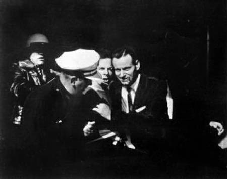 Giờ phút sau khi Tổng thống Kennedy bị ám sát - 11 Giờ phút sau khi Tổng thống Kennedy bị ám sát