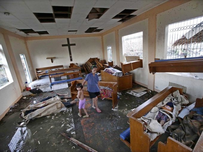 Xót xa xác người nằm rải rác trên phố ở Tacloban, Philippines - 9 Vũ Quý