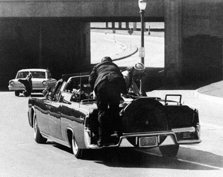 Khoảnh khắc Tổng thống Kennedy bị nhắm bắn - 13 Khoảnh khắc Tổng thống Kennedy bị nhắm bắn