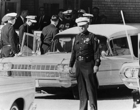 Giờ phút sau khi Tổng thống Kennedy bị ám sát - 14 Giờ phút sau khi Tổng thống Kennedy bị ám sát