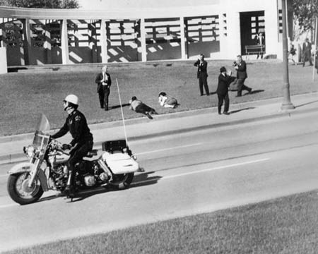 Khoảnh khắc Tổng thống Kennedy bị nhắm bắn - 14 Khoảnh khắc Tổng thống Kennedy bị nhắm bắn