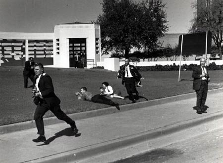 Khoảnh khắc Tổng thống Kennedy bị nhắm bắn