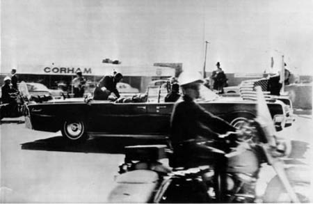 Khoảnh khắc Tổng thống Kennedy bị nhắm bắn