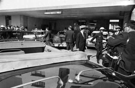 Khoảnh khắc Tổng thống Kennedy bị nhắm bắn