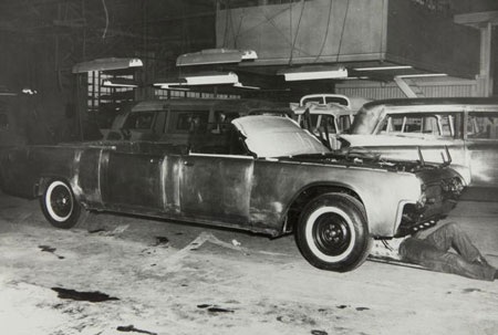 Sự thật bất ngờ về chiếc limousine trong vụ ám sát Tổng thống Kennedy - 2 Chiếc xe nguyên bản do Hess & Eisenhardt sản xuất và có màu nguyên bản là xanh đen.