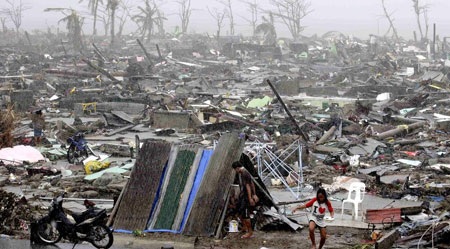 Xót xa xác người nằm rải rác trên phố ở Tacloban, Philippines - 3 Cảnh tượng trên đảo Leyte giống như vừa bị sóng thần quét qua.