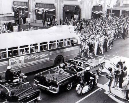 Khoảnh khắc Tổng thống Kennedy bị nhắm bắn