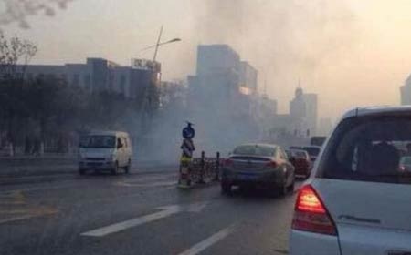 Khói bốc lên từ hiện trường vụ nổ.