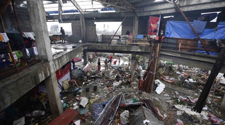 Xót xa xác người nằm rải rác trên phố ở Tacloban, Philippines - 4 Nhiều ngôi nhà bê tông cốt thép cũng không chống chịu được trước sức gió .