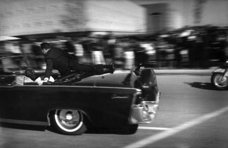 Sự thật bất ngờ về chiếc limousine trong vụ ám sát Tổng thống Kennedy - 4 Một đặc vụ nhảy lên từ sau xe để bảo vệ cho đệ nhất phu nhân Kennedy sau khi chồng bà bị ám sát.