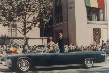 Sự thật bất ngờ về chiếc limousine trong vụ ám sát Tổng thống Kennedy - 5 Trước vụ ám sát 6 tuần Tổng thống Kennedy trên chiếc xe cùng với Hoàng đế Ethiopia.