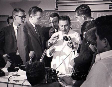 Giờ phút sau khi Tổng thống Kennedy bị ám sát - 6 Giờ phút sau khi Tổng thống Kennedy bị ám sát