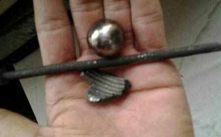 Bi sắt và các mảnh kim loại được tìm thấy hiện trường.