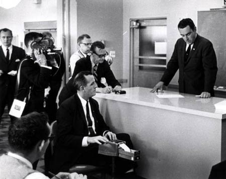 Giờ phút sau khi Tổng thống Kennedy bị ám sát - 7 Giờ phút sau khi Tổng thống Kennedy bị ám sát