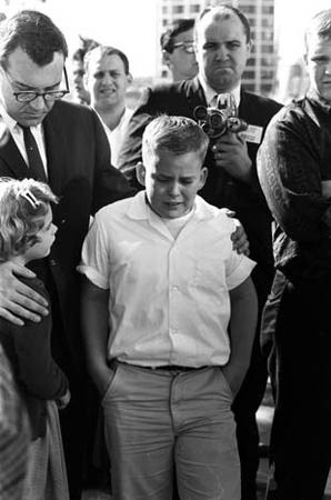 Giờ phút sau khi Tổng thống Kennedy bị ám sát - 9 Giờ phút sau khi Tổng thống Kennedy bị ám sát