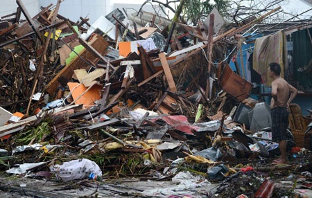 Xót xa xác người nằm rải rác trên phố ở Tacloban, Philippines - 15 Vũ Quý