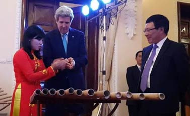 "Sốt" video Ngoại trưởng Mỹ Kerry chơi đàn bầu - 1 Sốt video Ngoại trưởng Mỹ Kerry chơi đàn bầu