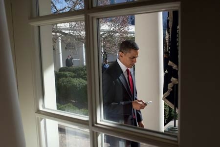 Tổng thống Obama bị cấm dùng iPhone - 1 Tổng thống Obama dùng điện thoại BlackBerry.