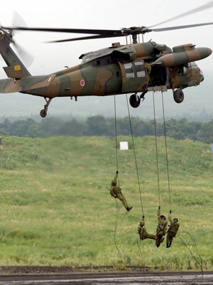 Lực lượng Phòng vệ Nhật Bản diễn tập đổ bộ đường không. Ảnh: Getty Images.