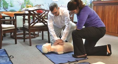 Bạn trẻ Úc hăng hái làm tình nguyện tại Việt Nam - 9 Kỹ năng ứng cứu người bị suy hô hấp tại Đà Nẵng.