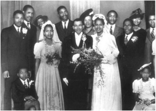 Mandela và 3 người phụ nữ của cuộc đời - 1 Nelson Mandela (góc trái) và Evelyn Mase (kế bên) là phù rể và phù dâu trong một đám cưới năm 1944.