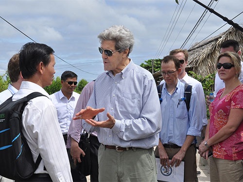 Ngoại trưởng Mỹ thăm lại chốn xưa - 1 Ngoại trưởng John Kerry trò chuyện với người dân tỉnh Cà Mau