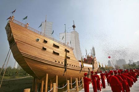 Hình thức khẳng định chủ quyền nguy hiểm mới của Trung Quốc trên Biển Đông - 2 Bản sao một tàu chở châu báu của Trịnh Hòa 600 năm trước được trưng bày tại Viện Bảo tàng Nam Kinh