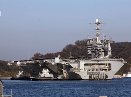 Lên boong tàu sân bay lớn nhất thế giới của Mỹ - 2 Tàu George Washington neo đậu tại căn cứ của Mỹ ở Nhật ngày 5/12.