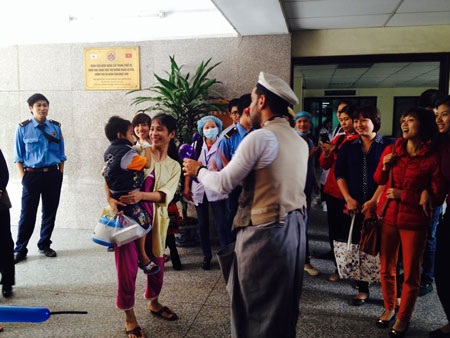 “Chú hề bác sỹ” Israel: Hi vọng bác sỹ, y tá VN có thêm “kỹ năng hề” - 4 Dush trong một buổi hướng dẫn các nhân viên bệnh viện Nhi Trung ương.