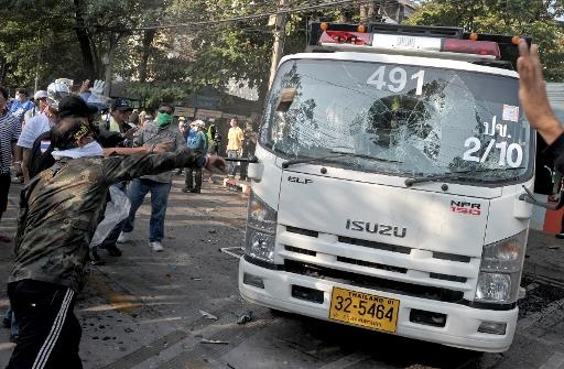 Thái Lan: Người biểu tình xông vào điểm bầu cử, cảnh sát bắn hơi cay - 2 Người biểu tình tấn công một xe cảnh sát vào sáng nay.
