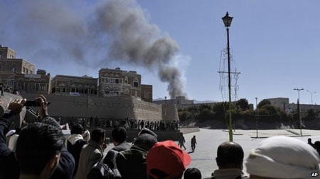 Không có nạn nhân người Việt trong vụ đánh bom ở Yemen - 1 Khói bốc lên từ khu nhà của Bộ Quốc phòng trong vụ tấn công.
