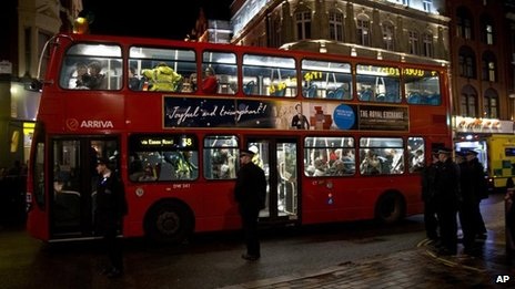 Sập mái nhà hát ở London, 88 người bị thương - 5 8 xe cứu hỏa và hơn 50 lính cứu hỏa đã có mặt tại hiện trường.