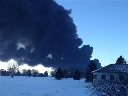 Mỹ: Tàu chở dầu trật bánh gây cháy nổ dữ dội - 2 Khói đen có thể nhìn thấy từ vị trí cách hiện trường nhiều km.