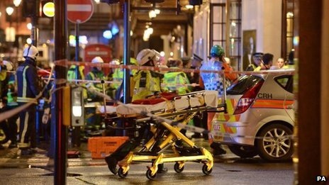 Sập mái nhà hát ở London, 88 người bị thương - 6 8 xe cứu hỏa và hơn 50 lính cứu hỏa đã có mặt tại hiện trường.