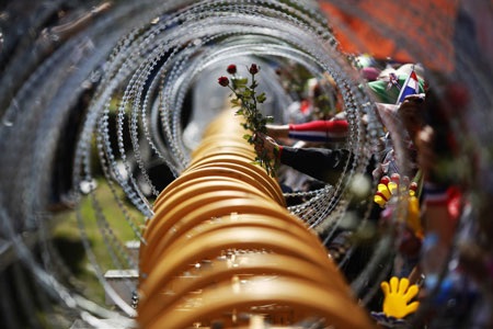 2013 - Nhìn lại từ những cuộc biểu tình - 9 Những người tham gia cuộc biểu tình đồng tính bị cảnh sát bắt tại St. Petersburg, Nga, ngày 12/10.
