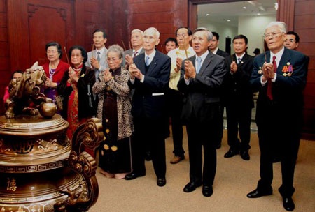 Việt kiều Lào vui đón Tết Giáp Ngọ 2014 - 1 Cộng đồng người Việt tại Lào thắp nhang kính viếng Bác.